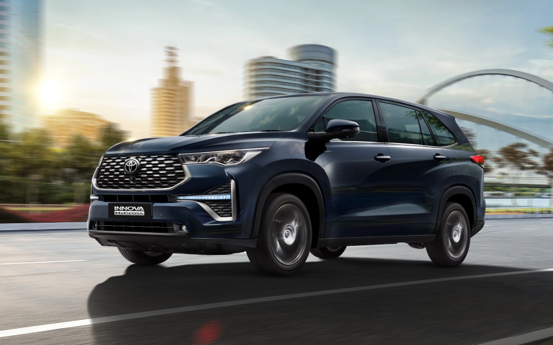 Innova Hycross in motion through the city