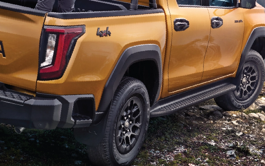 Toyota Hilux exterior: Hexagonal Grip Side Steps