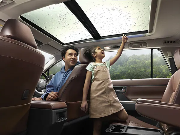 Toyota Innova Hycross: Panoramic Roof with Mood Lighting