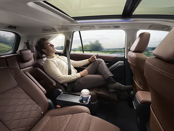 Toyota Innova Hycross: Powered Ottoman Seats