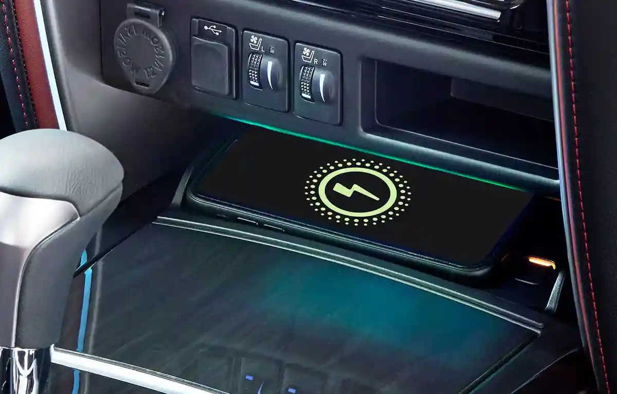 Toyota Legender interior: Wireless Smartphone Charger