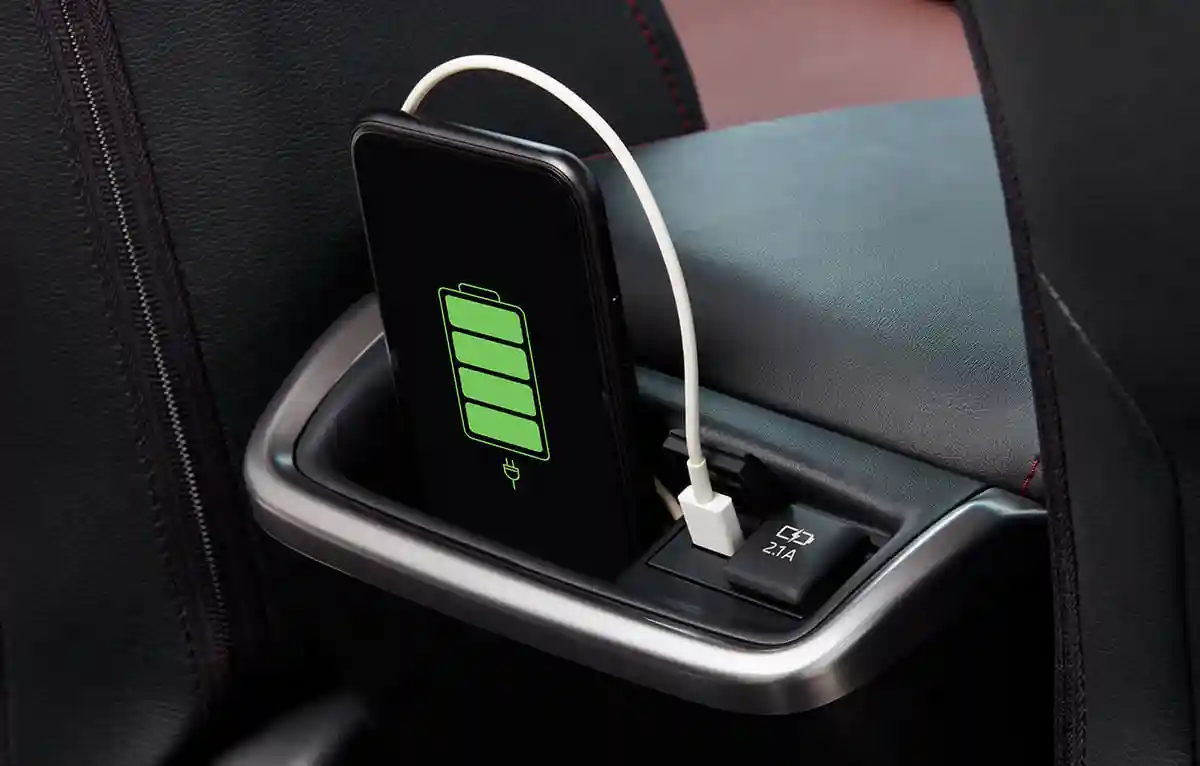 Toyota Legender interior: Rear USB