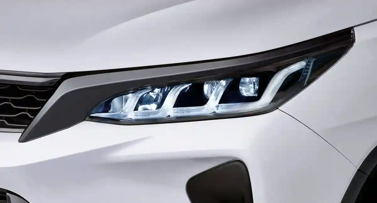 Toyota Legender exterior: Split Quad-LED Headlamps with Waterfall LED Line Guide Signature