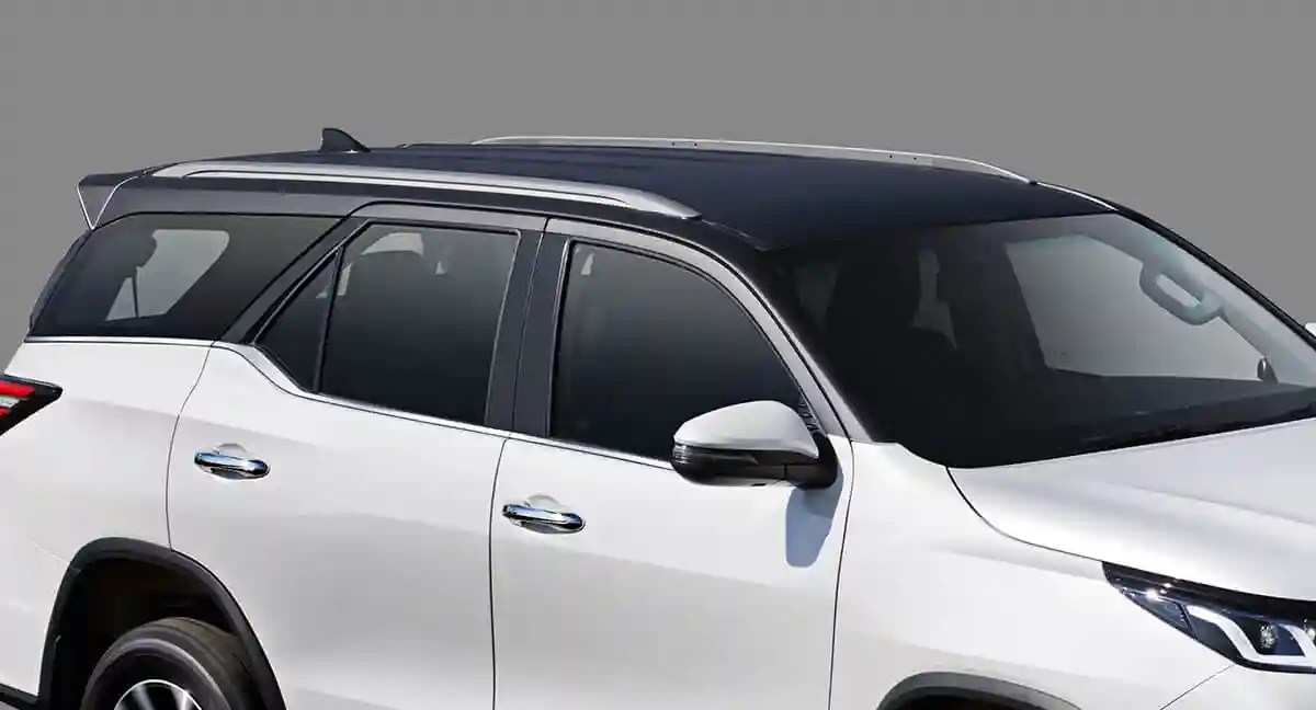 Toyota Legender exterior: Dual Tone Black Roof