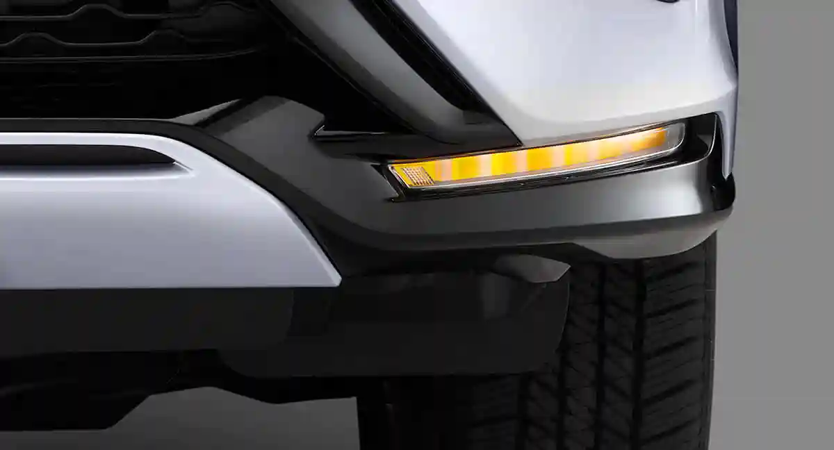 Toyota Legender exterior: Front & Rear Sequential Turn Indicators