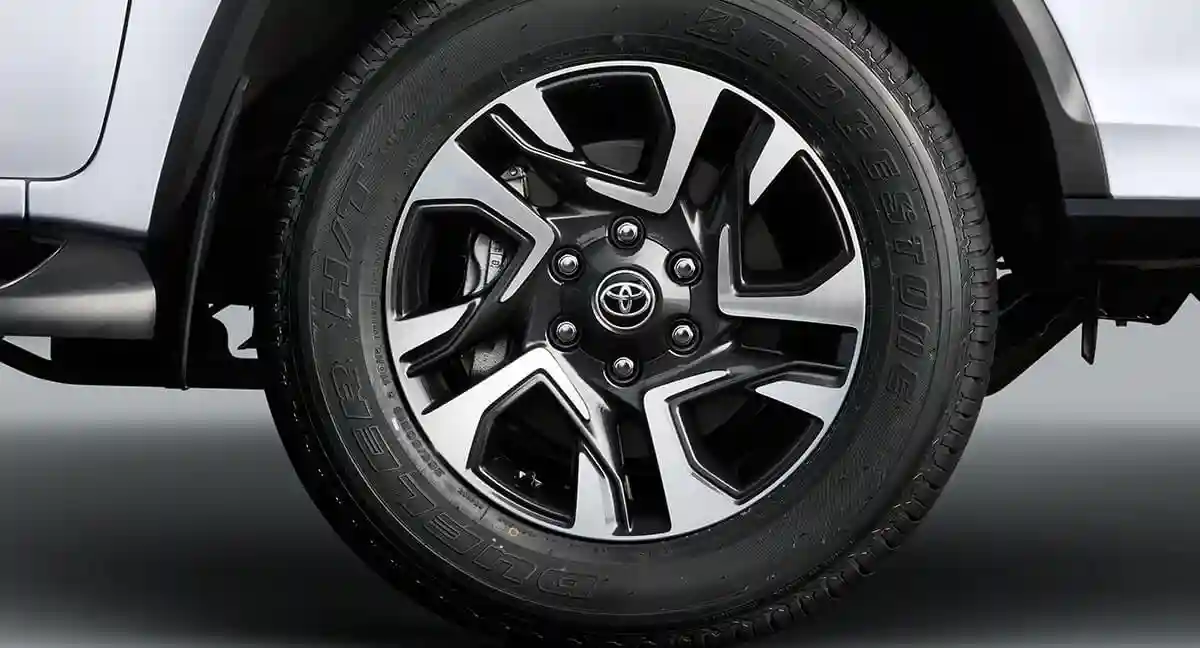 Toyota Legender exterior: 18” Multi-layered Machine Cut Alloy Wheels