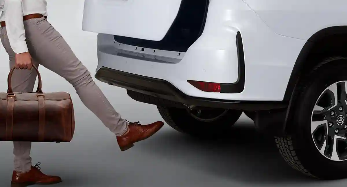 Toyota Legender exterior: Kick Sensor for Power Back Door