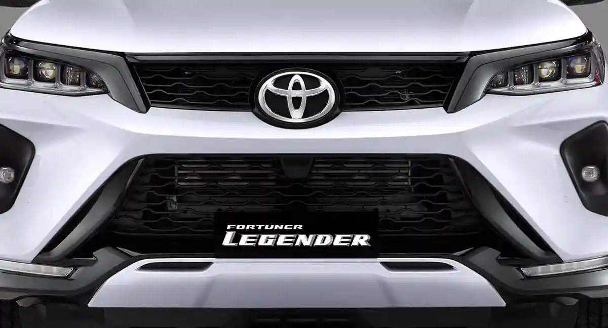 Toyota Legender exterior: Sharp & Sleek Grille with Catamaran Style Front Bumper