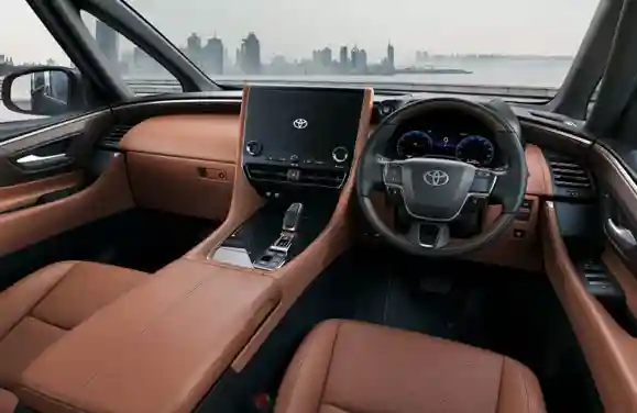 Toyota Vellfire interior: dashboard and cockpit
